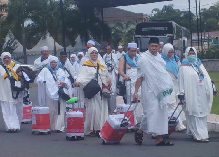 Tamu Allah yang tergabung di Kloter 11 Embarkasi Medan, saat berjalan kaki ,menuju Aula Madinatul Hujjaj Asrama Haji Medan, dalam acara pemberangkatan ke Bandara Internasional Kualanamu, Kabupaten Deli Serdang.(Satunusantara news/Munawar).