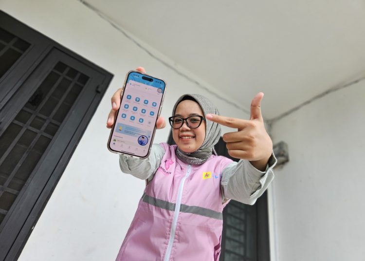 Srikandi PLN UP3 Medan Utara, Safira Salma mengajak masyarakat untuk menggunakan aplikasi PLN Mobile untuk memudahkan masyarakat  mengases layanan PLN.(Satunusantara news/HO-Humas PLN UID Sumut).