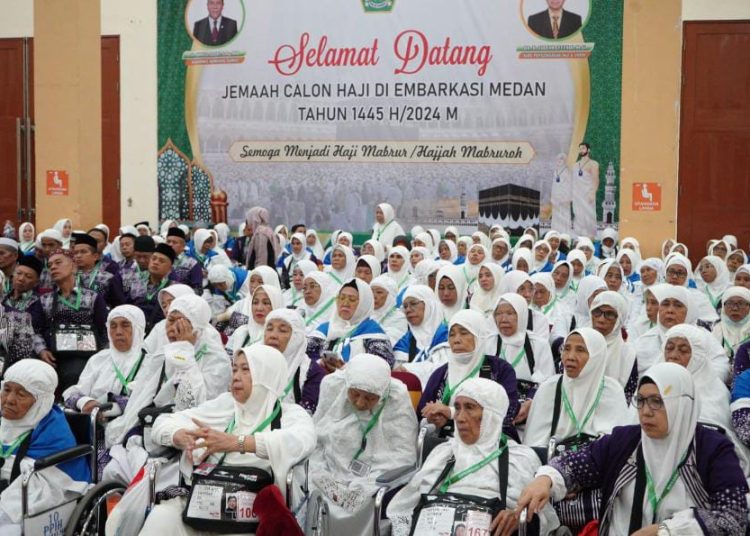 Pemkab  Deli Serdang  memberikan bantuan berupa baju koko dan mukena untuk Tamu Allah.(Satunusantara news/HO-Humas Haji Medan).