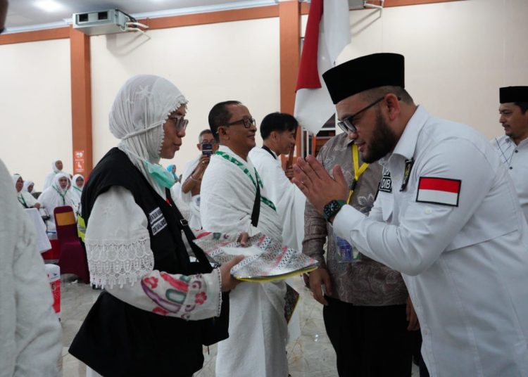 Anggota Dewan Perwakilan daerah (DPD) RI Dedi Iskandar Batubara (kanan) saat melepas keberangkatan 360 Tamu Allah Kloter 12 Embarkasi Medan di Aula Madinatul Hujjaj Asrama Haji Medan.(Satunusantara news/HO-Humas Haji Medan).