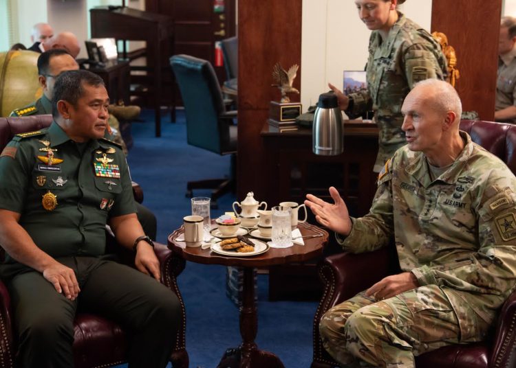 Kasad  Jenderal TNI Maruli Simanjuntak (kiri) saat mengunjungi Kasad Amerika Serikat General Randy A. George (kanan) bertempat di US Army HQ, Pentagon, Virginia, Amerika Serikat.(Satunusantara news;HO-Dispenad).