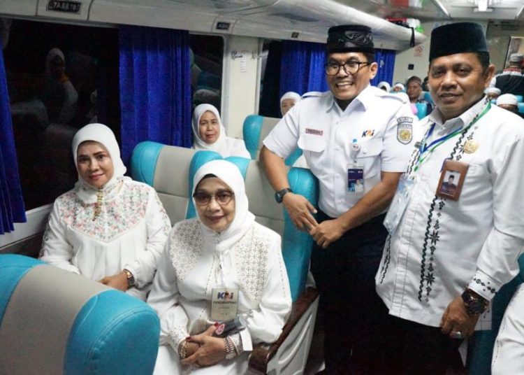 Pemkab Labuhanbatu memfasilitasi Tamu Allah asal Kabupaten Labuhanbatu diberangkatkan naik Kereta Api Luar Biasa (KLB) dari Stasiun Rantau Prapat menuju Stasiun Lubuk Pakam, selanjutnya menuju Asrama Haji Medan.(Satunusantara news/Humas Haji Medan).