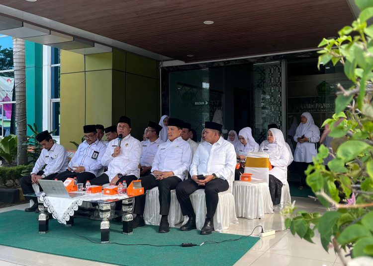 Kakanwil Kemenag Sumut  H. Ahmad Qosbi, S.Ag, MM (tengah) saat menyampaikan sambutan.(Satunusantara news/HO-Humas Haji Medan).