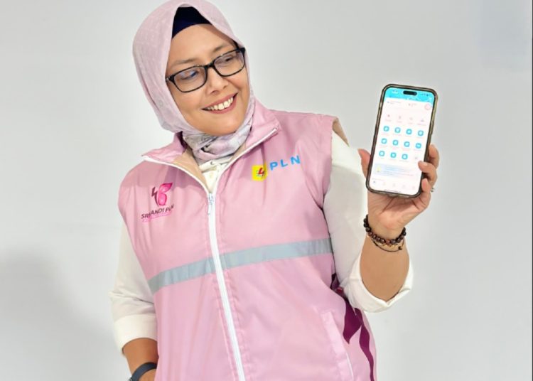 Champion Srikandi PLN UID Sumut , Yessi Indra mengajak masyarakat untuk mendownload dan bertransaksi melalui aplikasi PLN Mobile.(Satunusantara news/HO-PLN UID Sumut).