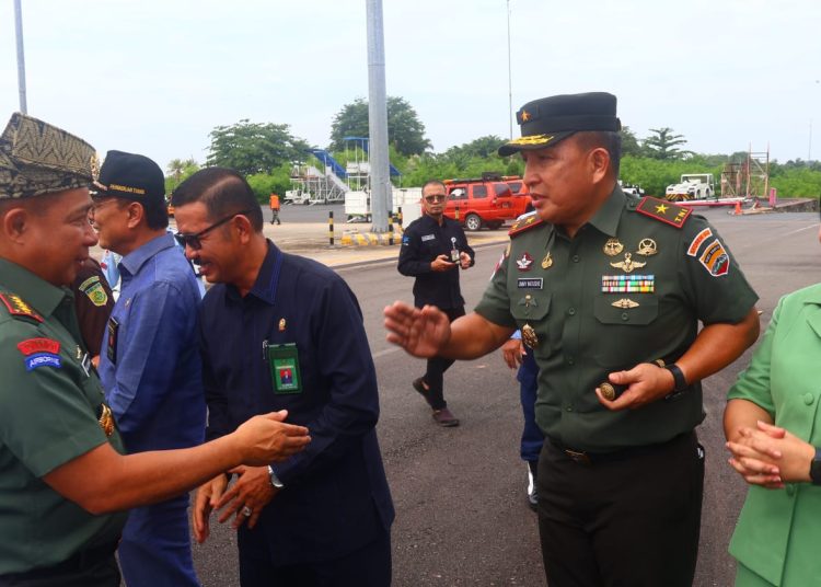 Danrem 033/Wira Pratama Brigjen TNI Jimmy Watuseke (kanan) saat menyambut kedatangan  Panglima TNI Jenderal TNI Agus Subiyanto,  dalam kunjungan kerja di Provinsi Kepri.(Satunusantara news/HO-Penrem 033/Wira Pratama).