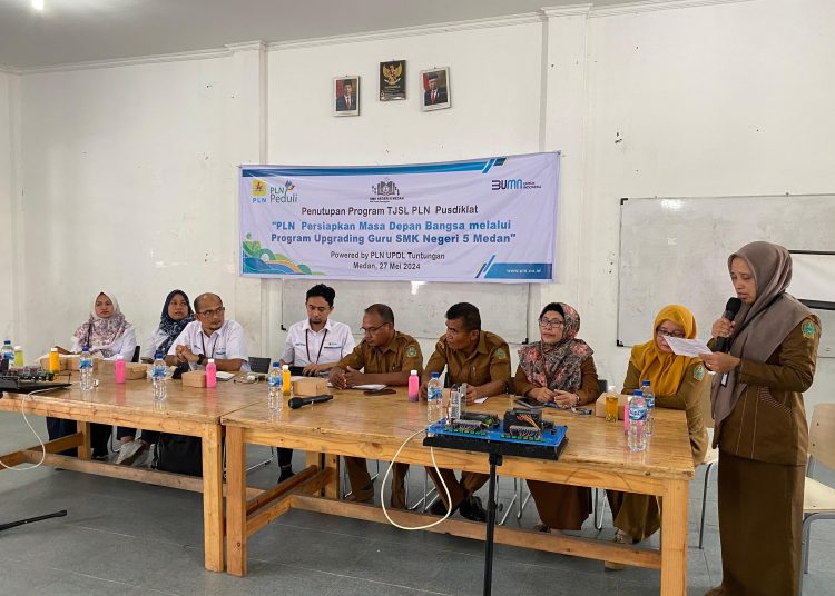 Sinergi Pegawai PLN Pusdiklat dan UPDL Tuntungan bersama Guru, Kepsek dan siswa SMKN 5 Medan dalam Closing TJSL Upgrading Guru.(Satunusatara news/  HO- PLN UPDL Tuntungan).