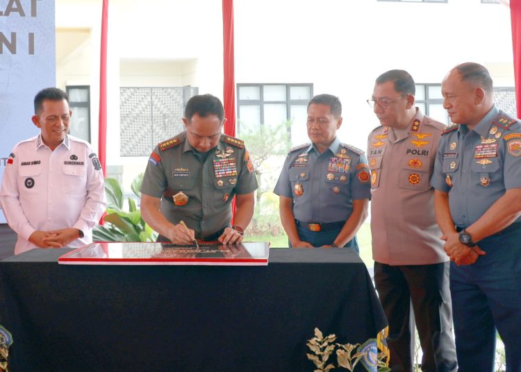 Panglima TNI Jenderal TNI Agus Subiyanto (tengah) saat menandatanganasi prasasti peresmian rumah susun Kogabwilhan I di Tanjungpinang, Provinsi Kepulauan Riau.(Satunusantara news/HO-Puspen TNI).