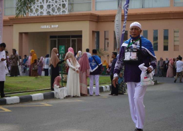 Rusman (64) pemulung asal Kabupaten Deli Serdang, berhasil mewujudkan niatnya berangkat ke tanah suci Mekkah.(Satunusantara news/HO-Humas Haji Medan).