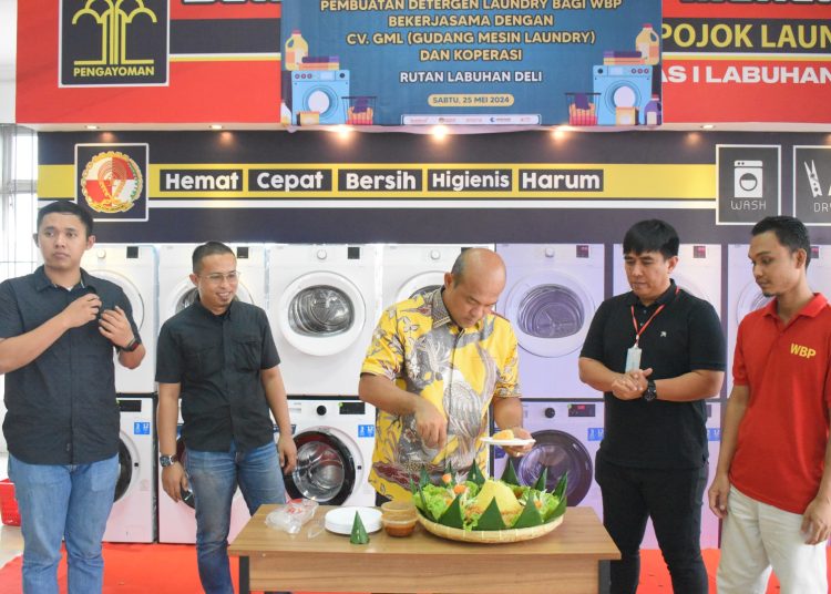 Kepala Rutan Kelas I Labuhan Deli, Erwin F Simatupng (tengah) saat memotong nasi tumpeng sebagai tanda peresmian pelatihan dan kegiatan laundry. (Satunusantara news/HO-Humas Rutan Labuhan Deli).