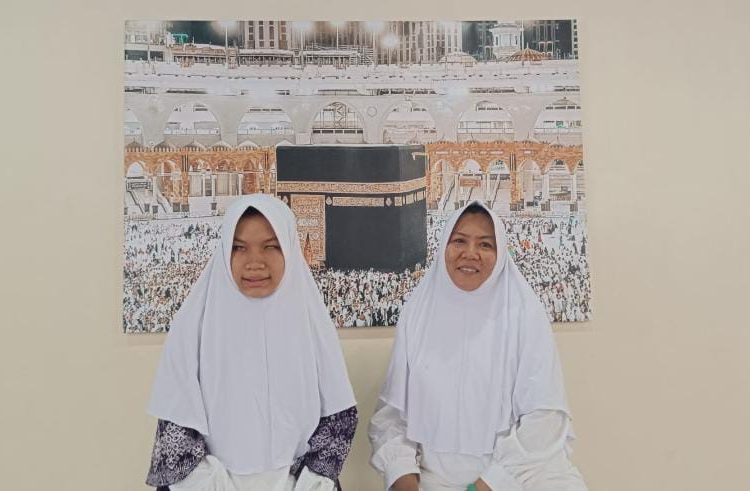 Putri Aura Hermawan  (kiri) Qoriah Nasional dan Hafizul Qur’an Asal Kota Binjai, bersama ibunya Elis Hasfriyani berangkat menunaikan ibadah haji ke tanah suci Mekkah.(Satunusantara news/HO-Humas Haji Medan).
.