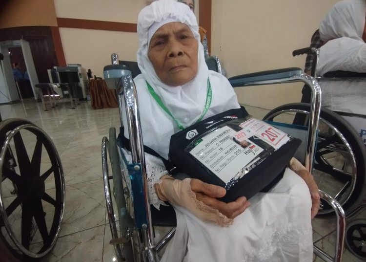 Jujuana Simamora Binti Baginda Simamora (92) Tamu Allah yang tertua di Kloter 18 Embarkasi Medan.(Satunusantara news/Munawar).