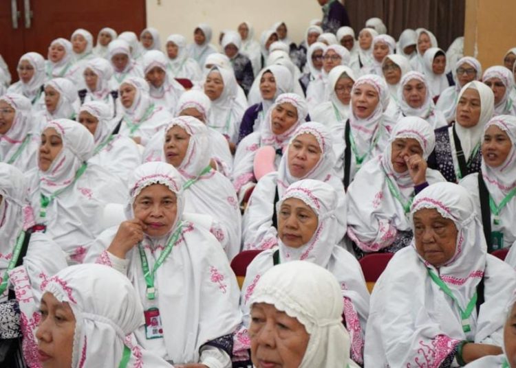 Bupati Simalungun Radiapoh Hasiholan Sinaga, memberikan berupa tali asih sabesar Rp 750,000 kepada 150 Tamu Allah yang menunaikan ibadah haji ke tanah suci Mekkah tahun 2024.(Satunusantara news/HO-Humas Haji Medan).