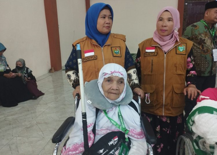 Ibu Rosmiati Sitompul (85) Tamu Allah yang sudah lansia asal Kota Medan merasa bangga berangkat ke tanah suci Mekkah.(Satunusantara news/Munawar).