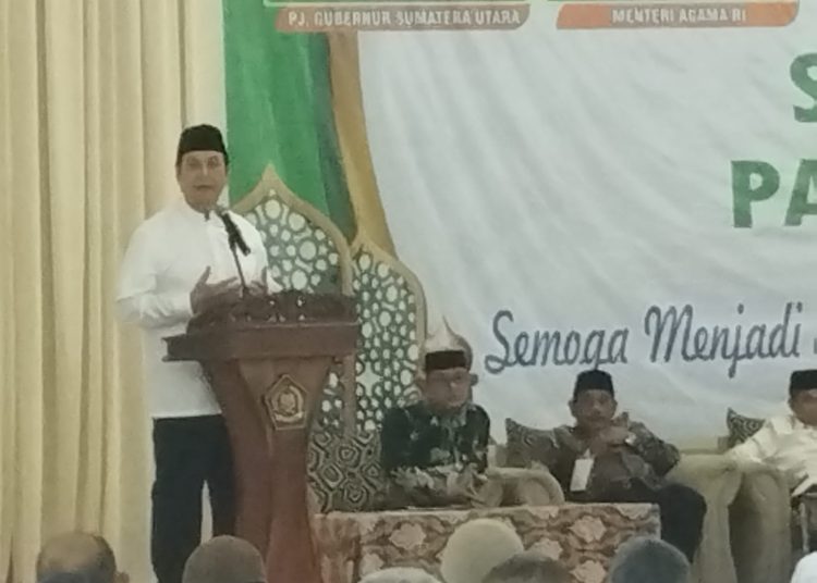 Tokoh Masyarakat Sumatera Utara, Rahmat Shah, saat memberikan pengarahan dan sekaligus melepas pemberangkatan jemaah  Kloter 19 Embarkasi Medan.(Satunusantara news/Munawar).