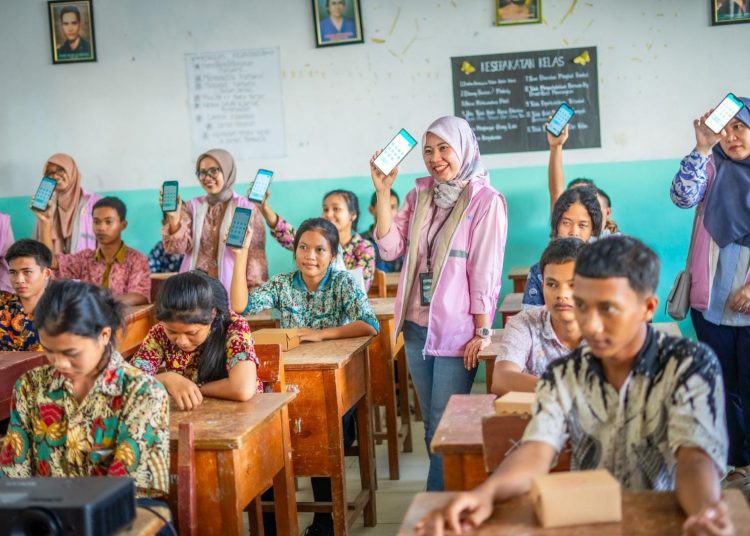 Srikandi PLN UP3 Pematang Siantar mengedukasi para siswa SMK Negeri 1 Jorlang Hantaran untuk mendownload dan menggunakan aplikasi PLN Mobile.(Satunusantara news/PLN UID Sumut).