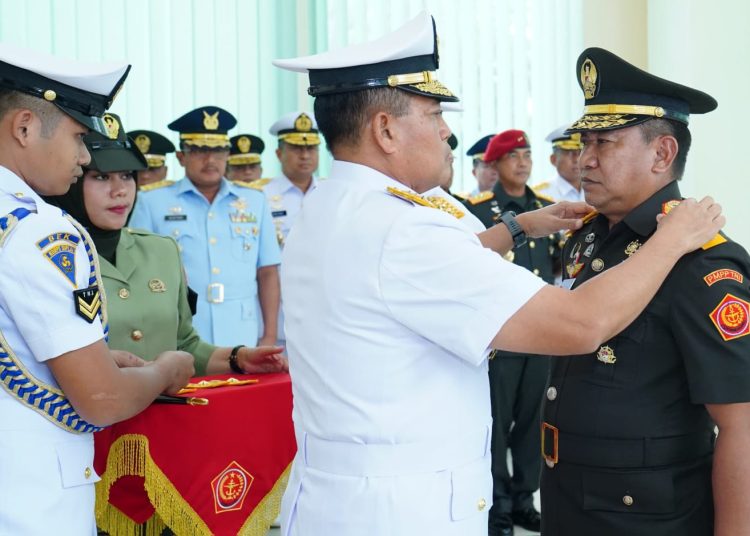 Inspektur Jenderal (Irjen) TNI Laksdya TNI Dadi Hartanto (kiri) saat memasangkan tanda pangkat jabatan  PMPP TNI kepada  Brigjen TNI Taufik Budi Santoso.(Satunusantara news/HO-Puspen TNI).