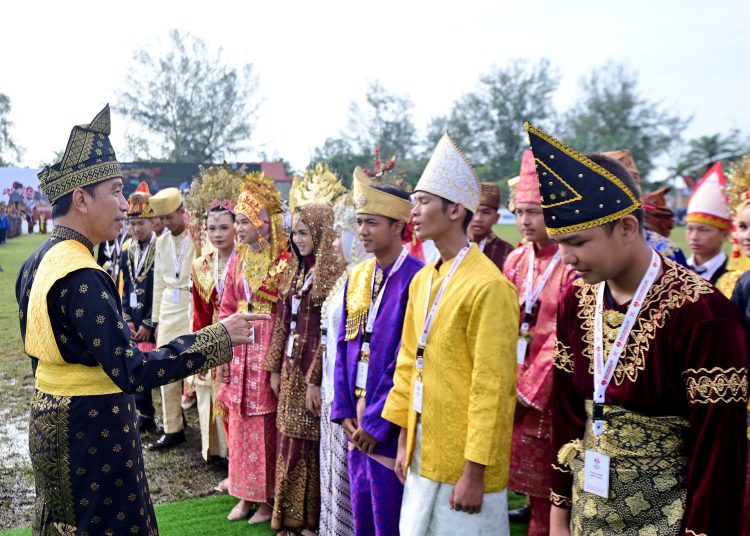 Presiden RI Joko Widodo (kiri) dengan mengenakan pakaian baju Melayu Teluk Belango memimpin peringatan Hari Lahir Pancasila tahun 2024 di Lapangan Garuda PT Pertamina Hulu Rokan (PHR) Kota Dumai.(Satunusantara  news/HO-Pendam I/BB).