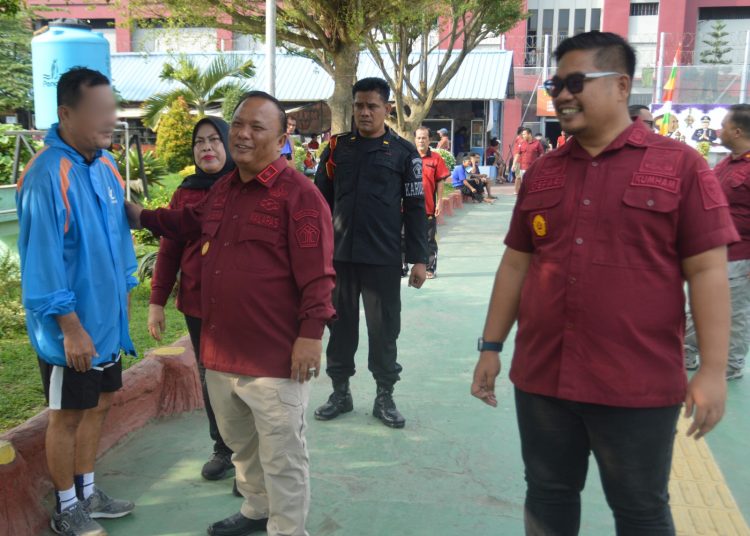 Kalapas Kelas I Medan, Maju Amintas Siburian (tengah) ketika dialog dengan seorang warga binaan di Lapas Medan.(Satunusantara news/Humas Lapas Medan).