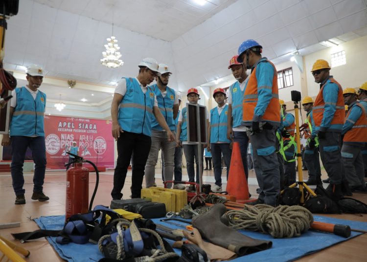 General Manajer PLN UID Sumatera Utara , Saleh Siswanto (menunjuk) didampingi Manajer PLN UP Nias, Revi Aldrian (kanan) melakukan cek peralatan yang digunakan dalam menjaga pasokana listrik kejuaraan World Surf League Qualifying Series (QS) 500 Nias Pro 2024 dan Asian Surfing Competition (ASC).(Satunusantara news/HO-Humas PLN UID Sumut).