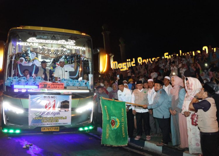 Ribuan masyarakat padati pelepasan keberangkatan 220 jemaah calon haji (JCH) asal Tapsel menuju Asrama Haji Medan. (Satunusantara news/HO-Prokopim Tapsel),