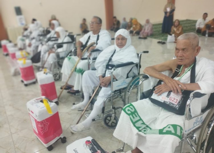 Sejumlah Tamu Allah yang tergabung di Kloter 24 Embarkasi Medan yang berangkat ke Jeddah sudah lanjut usia (lansia) saat berada di Asrama Haji Medan.(Satunusantara news/Munawar).