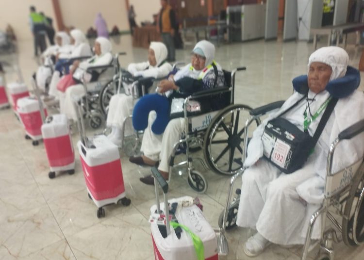 Tamu Allah dari Kloter 24 Embarkasi Medan, yang sudah lanjut usia (lansia) berangkat menunaikan ibadah haji ke Jeddah.(Satunusantara news/Munawar).