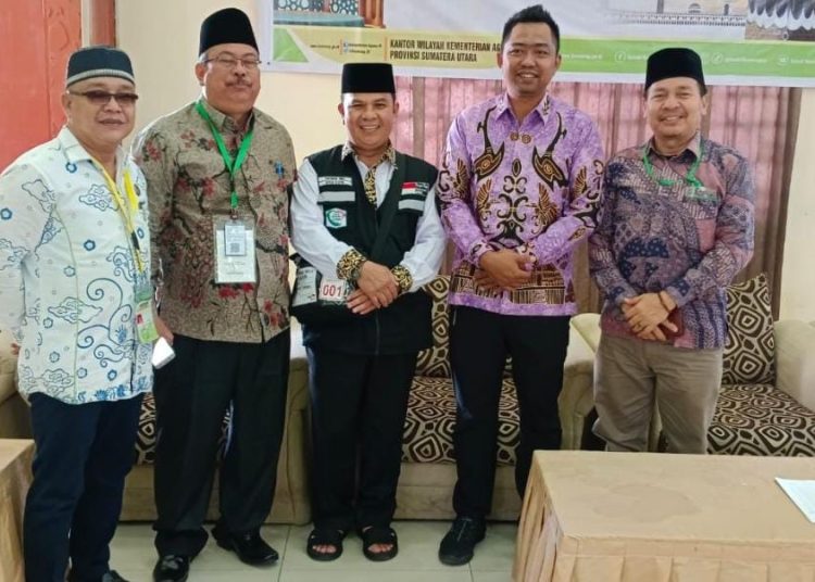 Yakhman Hulu (tengah) Ketua Kloter 25 Embarkasi Medan.(Satunusantara news/HO-Humas Haji Medan).