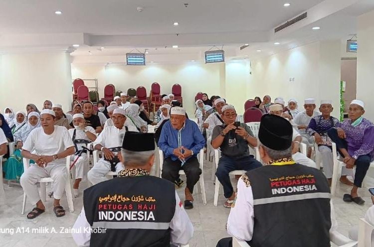 Jemaah haji  dari Kabupaten Madina di Kloter 15 Embarkasi Medan melaksanakan pelatihan menjelang pelaksanaan kegiatan dari Arafah, Muzdalifah dan Mina (Armuzna) yang dilakukan di Kota Mekkah.(Satunusantara news/HO-Humas Haji Medan).