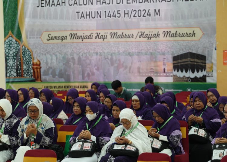Jemaah yang tergabung di Kloter 25 Embarkasi Medan, saat masuk ke Asrama Haji Medan.(Satunusantara news/HO-Humas Haji Medan).