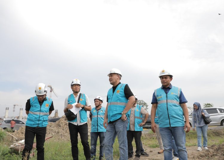 General Manajer PLN UID Sumatera Utara, Saleh Siswanto (kanan) mendampingi EVP Operasi Distribusi Sumatera dan Kalimantan, Agung Nugraha (Kiri) , Assistant Manajer  Jaringan dan Kontruksi Rizali Sahlan dan Assistan Manajer Pemasaran, Poltak Reynold Priyadi, saat melakukan site visit lokasi pelaksanaan PON 2024 di Desa Sena,Kabupaten Deli Serdang, Sumatera Utara.(Satunusantara news/HO-Humas PLN UID Sumut).
