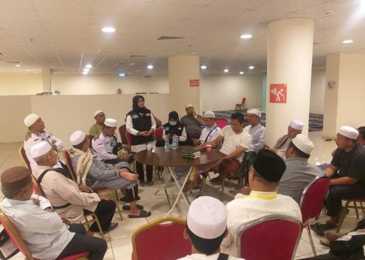Jemaah asal Kabupaten Madina Kloter 03 Embarkasi Medan menggelar rapat persiapan pelaksanaan puncak ibadah haji, nusuk, dan peninjauan Arafah serta Mina yang dilaksanakan di Mekkah.(Satunusantara news/HO-Humas Haji Medan).