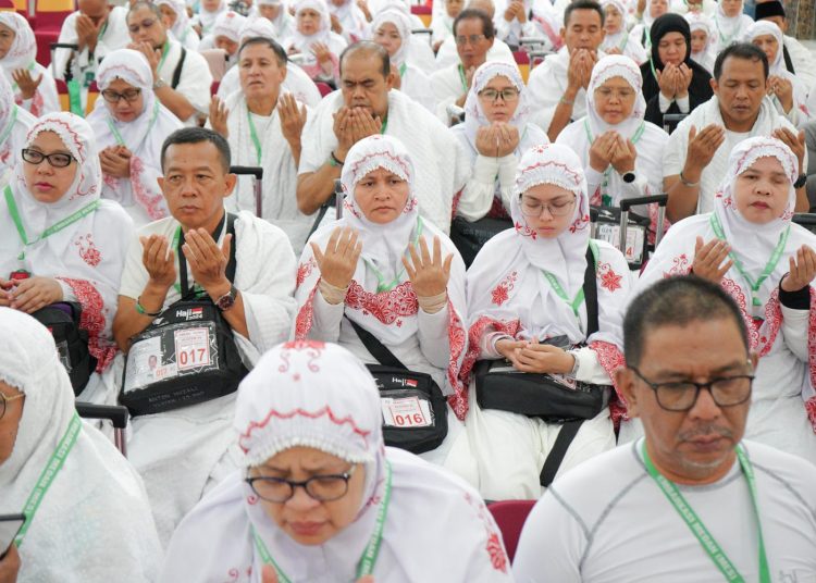 Jemaah Kloter 25 Embarkasi Medan yang berangkat ke Jeddah, sebanyak 113 orang terdiri atas 105 orang dari Kota Medan, 4 orang dari Kabupaten Tapanuli Selatan, 2 orang dari Kota Padangsidimpuan, 1 orang petugas haji dari daerah, dan 1 orang petugas haji dari pusat.(Satunusantara news/HO-Humas Haji Medan).