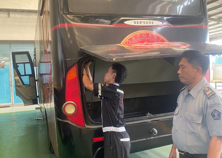(Lapas Kelas I Medan melalui Bagian Tata Usaha, Sub Bagian Umum rutin melaksanakan pergantian Spare Part dan Perawatan berkala kendaraan dinas TRANS PAS Mitsubishi Bus dan Mitsubhisi L300 dalam menunjang kegiatan sehari-hari.(Satunusantara news/Humas Lapas Medan).