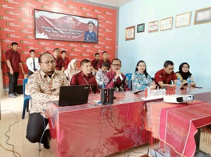 Direktur Pelayanan Komunikasi HAM, Faisol Ali (tengah) saat  menyampaikan sosialisasi melaksanakan sosialisi SIMASHAM di Lapa) Kelas III Pangururan.(Satunusantara news/Humas Kemenkumham Sumut).