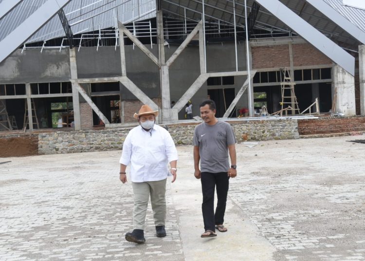 Bupati Tapsel Dolly Pasaribu (kiri) saat melakukan meninjau  Gedung Astaka dan seluruh infrastruktur penunjang menjelang pelaksanaan Musabaqah MTQ 
 ke-39 tingkat Provinsi Sumut tahun 2024.(Satunusantara news/HO-Prokopim Tapsel).