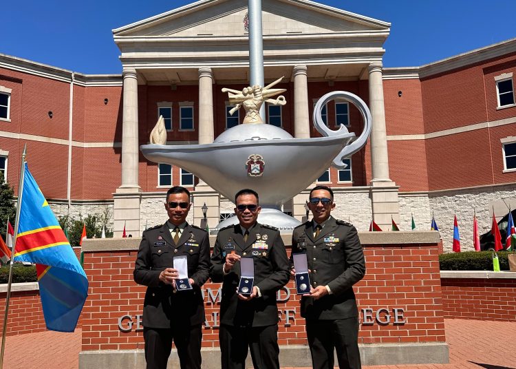 Tiga perwira TNI AD meraih prestasi yang membanggakan dengan menyelesaikan pendidikan di US Army Command and General Staff College (CGSC) di Fort Leavenworth, Kansas, Amerika Serikat.(Satunusantara news/HO-Dispenad).