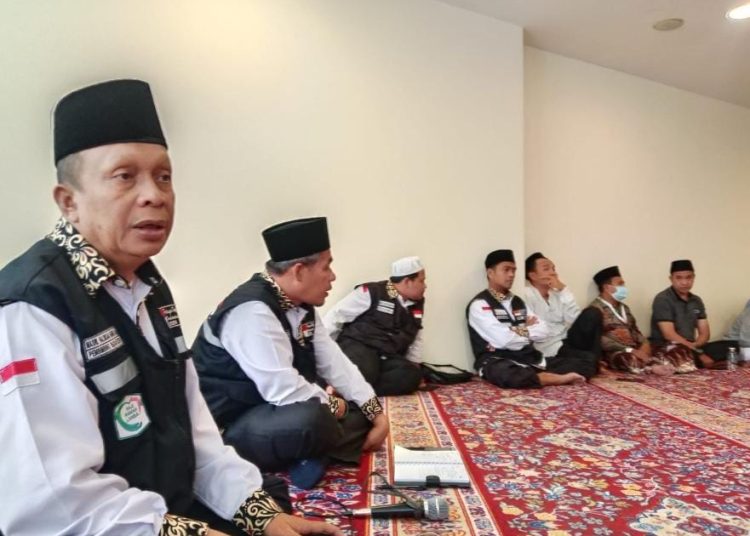 Ketua Kloter 10 KNO Medan, Said Hasibuan dan Tim Pembimbing Ibadah Haji Indonesia (TPIHI) Masril Halomoan Harahap , saat melaksanakan pembinaan kepada jemaah, dalam menghadapi kegiatan puncak ibadah haji di Arafah, Mudzalifah, dan Mina (Armuzna) di tanah suci.(Satunusantara news/HO-Humas Haji Medan).
