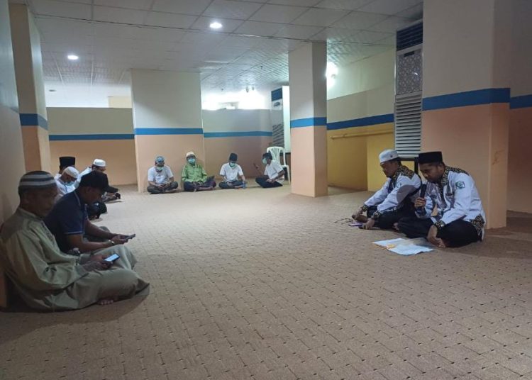 Ketua Kloter 09 KNO Medan Awaluddin didampingi  TPIHI H. Tuah Sirait (kanan) saat memimpin rapat koordinasi untuk memantapkan persiapan menghadapi puncak haji Armuzna di tanah suci.(Satunusantara news/HO-Humas Haji Medan).