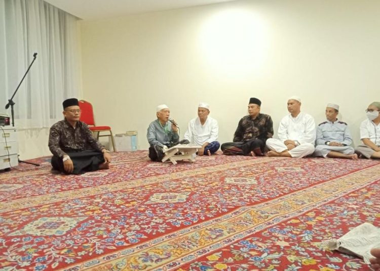 Mantan Dosen Universitas Islam Negeri Sumatera Utara (UINSU) Ustadz Drs.H. Mahyudin Nasution (nomor dua dari kiri) saat menyampaikan ceramah bagi jemaah haji Kloter 04 KNO Medan.(Satunusantara news/Humas Haji Medan).
