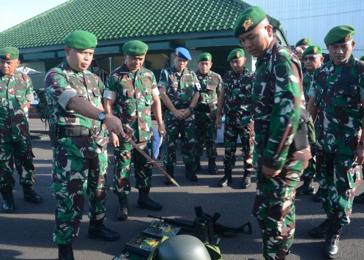 Danrem 032/Wirabraja Brigjen TNI Wahyu Eko Purnomo (kiri) saat mengecek kesiapanprajurit  Yonif 133/Yudha Sakti  melaksanakan pengamanan di pulau terluar NKRI Pagai Kabupetan Kepulauan Mentawai di Provinsi Sumatera Barat.(Satunusantara news/HO-Korem 032/Wibraja).