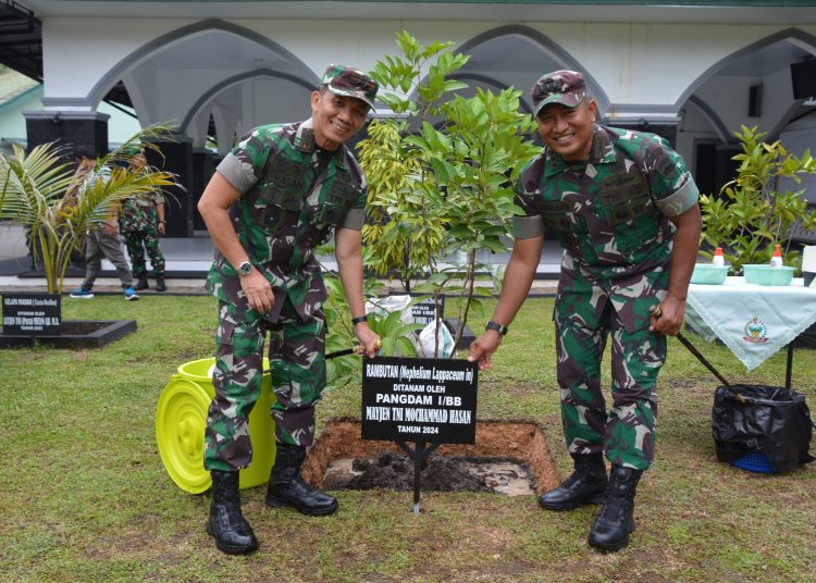 Pangdam I/BB Mayjen TNI Mochammad Hasan (kiri) menanam pohon rambutan saat berkunjung ke Makorem 023/KS di Kota Sibolga.(Satunusantara news/HO-Pendam I/BB)