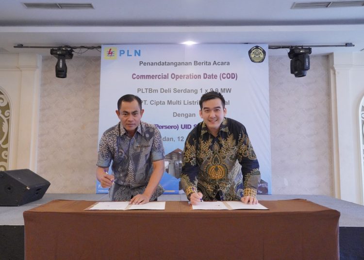 General Manajer PLN UID Sumatera Utara, Saleh Siswanto (kiri) bersama  Direktur Utama PT Cipta Multi Listrik Nasional,Frans Tanuwijaya (kanan) melakukan penandatanganan berita acara Commercial Operation Date (COD) PLTBm Deli Serdang dengan kapasitas 1 x 9,9 MW.(Satunusantara news/HO-Humas PLN UID Sumut).