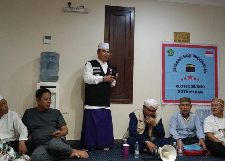 Ketua Kloter 25 KNO Medan, Yakhman Hulu, saat memberikan pengarahan kepada jemaah haji.(Satunusantara news/HO-Humas Haji Medan).