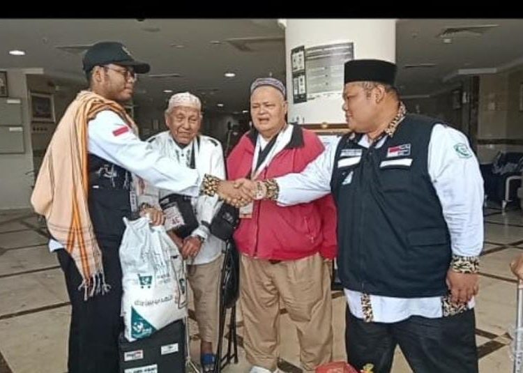 Ketua Kloter 04 KNO  Medan, M. Abdullah Amin Hasibuan,  bersama Pembimbing Ibadah Haji H. Surahbil Hasani Panggabean, dan paramedis  serima jamaah safari wukuf dari Kloter 04  non kesehatan .(Satunusantara news/HO-Humas Haji Medan).