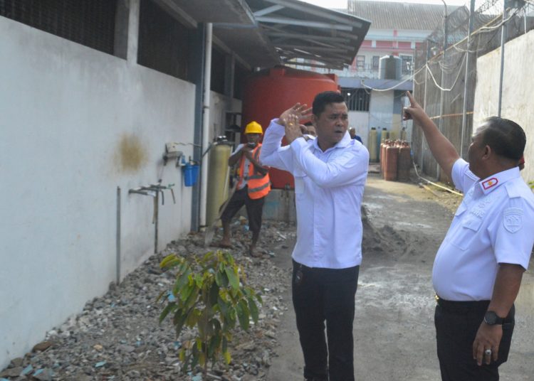 Kalapas Kelas I Medan, Maju Amintas Siburian (kanan)  saat  meninjau progres renovasi Dapur Sehat Lapas Medan.(Satunusantara news/HO-Humas Lapas Medan).