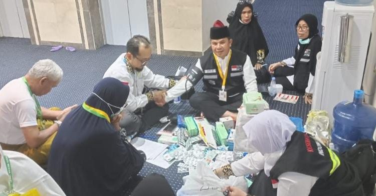 Dokter Tim Kesehatan Haji Indonesia (TKHI) Kloter 19 Embarkasi Banjarmasin melakukan pemeriksaan jemaah Kloter 25 KNO Medan, yang punya potensi risiko tinggi, sedang dan rendah.(Satunusantara news/HO-Humas Haji Medan).
Kunjungan TKHI Embarkasi Banjarmasin yaitu, Reza Pahlevi, Dewi Anggraini, Selamat, dan Rosdiana Nasution, dimanfaatkan dengan antusias ol