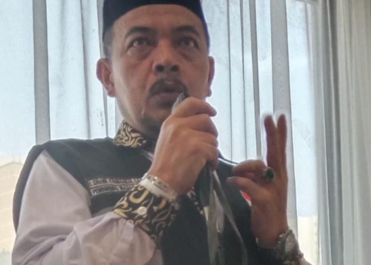 Ketua Kloter 04 KNO Medan Abdullah Amin Hasibuan memberikam pembekalan kepada jemaah haji.(Satunusantara news/HO-Humas Haji Medan).