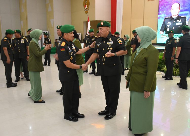 Pangdam I/BB  Mayjen TNI Mochammad Hasan (kiri) menyalami Danrindam I/BB yang baru ,Kolonel Inf Abdul Razak Rangkuti,(Satunusantra news/HO-Pendam I/BB).