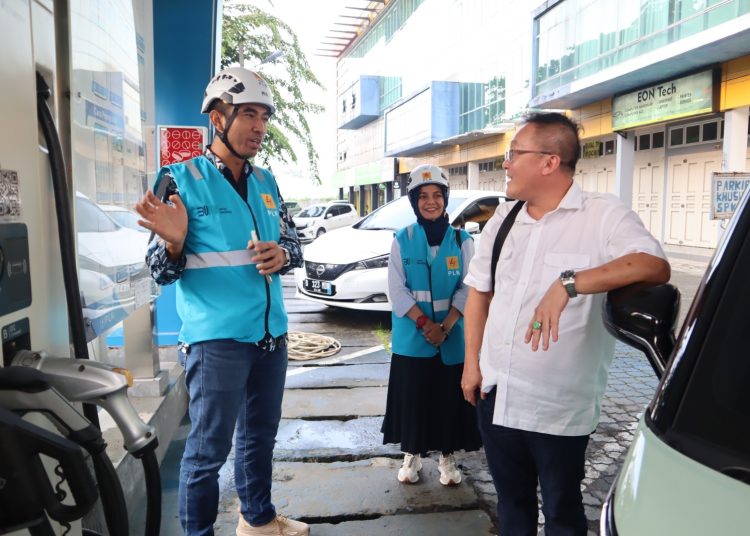 Manajer PLN UP3 Medan Ricki Yacop (kiri) bersama Assistant Manajer Pemasaran Emmy Sinaga (tengah) sedang menjelaskan keunggulan pengisian daya melalui SPKLU kepada Tonny pengguna kendaraan listrik (kanan)  di SPKLU City View.(Satunsantara news/HO-Humas PLN UID Sumut).