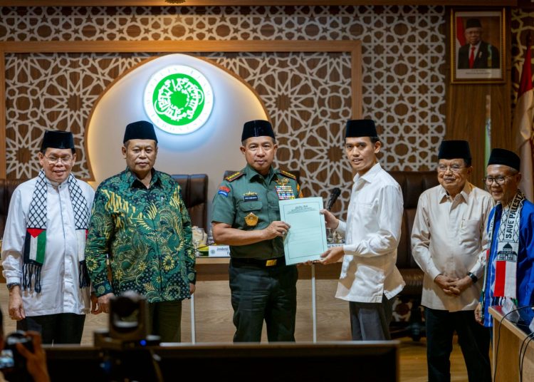 Panglima TNI Jenderal TNI Agus Subiyanto, saat menerima  hasil ijtima Ulama Komisi Fatwa se-Indonesia, membahas masalah keagaamaan dan Palestina di Kantor MUI Pusat, Menteng, Jakarta Pusat.(Satunusantara news/HO-Puspen TNi).